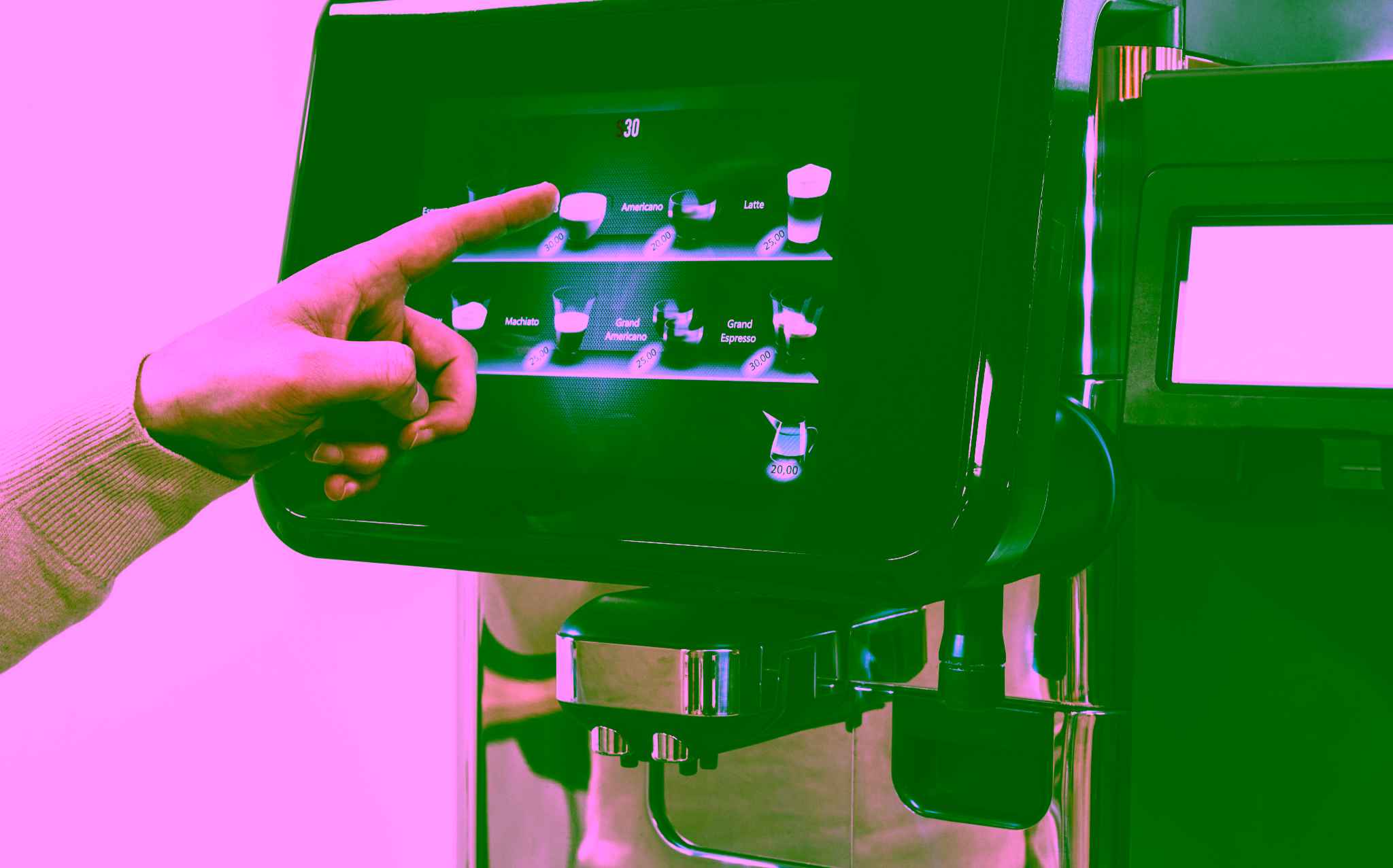 Eine Person wählt eine Kaffeeoption aus dem Touchscreen-Menü einer modernen Kaffeemaschine aus, während einer Kaffeevollautomat-Reparatur.